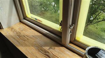 Fönster under behandling i sovrum